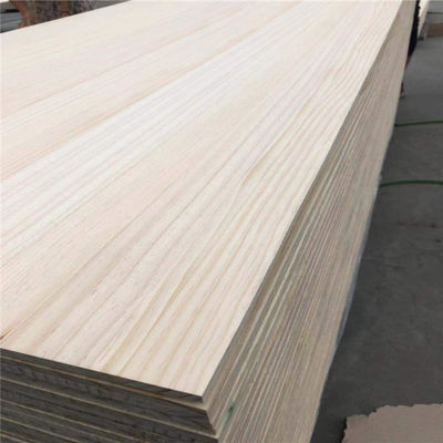 Tavola di legno con superficie pulita e rifinita