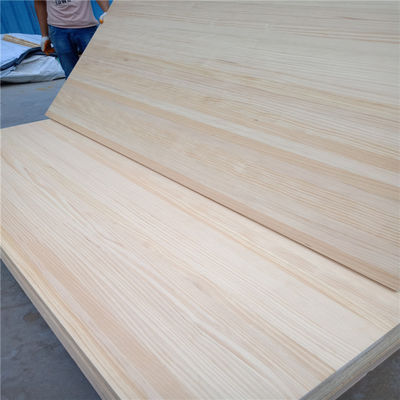 Tavola di legno con superficie pulita e rifinita