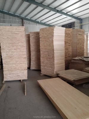 Tavola di legno di pino massello personalizzabile con tenore di umidità 8-12% e consistenza naturale