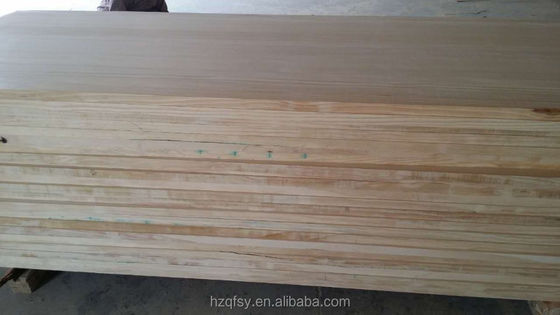 Contenuto di umidità 8-12% Tavola di legno fuso di pino per costruzioni solide e durevoli