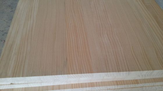 Contenuto di umidità 8-12% Tavola di legno fuso di pino per costruzioni solide e durevoli