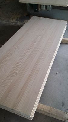 Contenuto di umidità 8-12% Tavola di legno fuso di pino per costruzioni solide e durevoli
