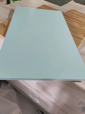 Pannelli di legno di pino finiti a colori personalizzati Pannelli di legno decorativi per spazi commerciali