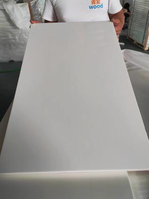 Contenuto di umidità 8-12% Pannello in legno di pino Colori personalizzati per la decorazione Ricambi gratuiti