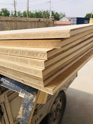 480-550 kg/m3 Tavola di pino radiata a tre strati Materiale di legno massello per altri Capacità di soluzione di progetto