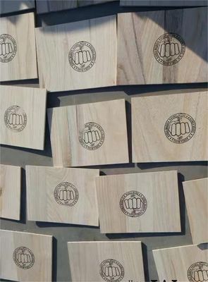 Tavolo di surf di legno rotto per le competizioni di Taekwondo e Karate