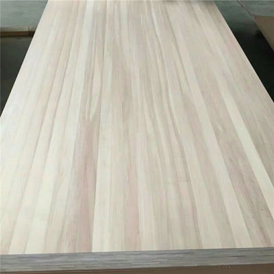 Pannelli di legno massello di colore naturale o sbiancato