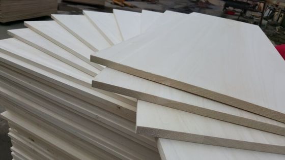 100mm-2440mm lunghezza pannello di pioppo sbiancato per soggiorno Qingfa Legname di pioppo naturale