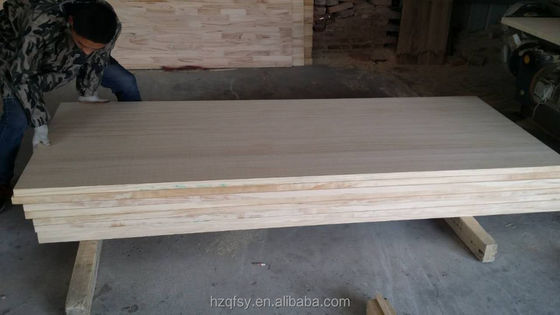 Soluzione di workshop e progetto Prodotto di legno massello di pino con design personalizzabile