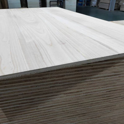 Pannelli di legno massello a più strati di colore naturale
