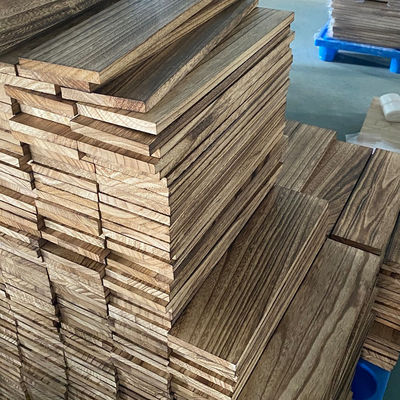 Mensole galleggianti in legno naturale bruciato in un design moderno per l'organizzazione di libri da parete