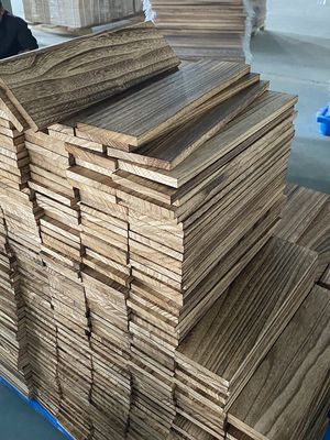 Mensole galleggianti in legno naturale bruciato in un design moderno per l'organizzazione di libri da parete