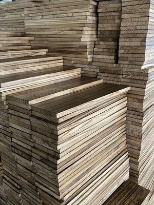 Mensole galleggianti in legno naturale bruciato in un design moderno per l'organizzazione di libri da parete