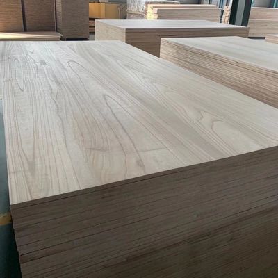 Pannello di legno massello naturale per la lavorazione manuale del legno in un design tradizionale